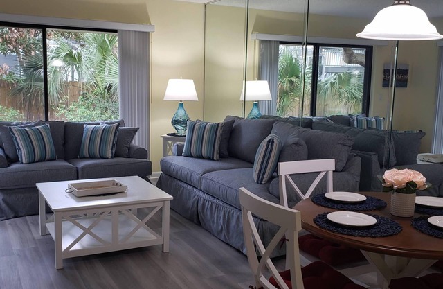 6 MIN. WALK TO THE BEACH! POOL & TENNIS CLEAN,2BR,2BA VILLA, 5-STAR REVIEWS!