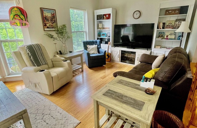 6 Minutes to Bethany Beach! Spacious, clean and well stocked 4B Townhome