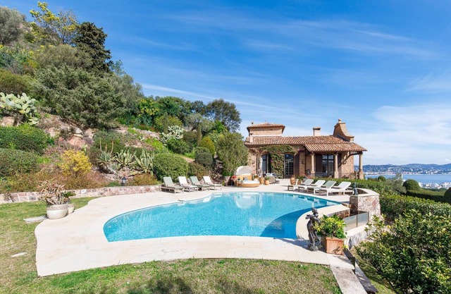 6-room villa with panoramic sea view and infinity pool
