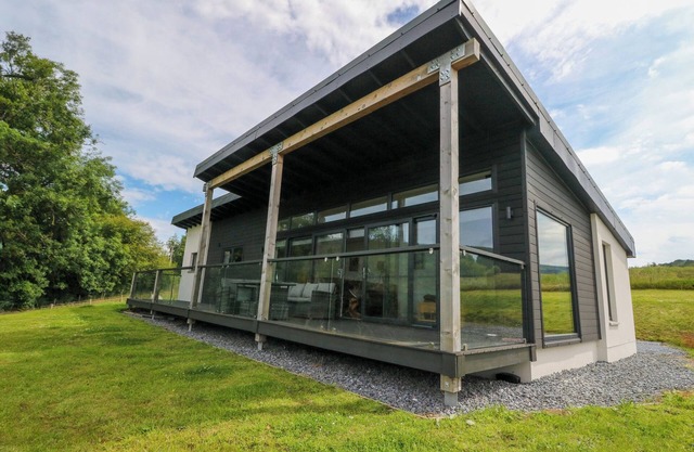 6 STRATHTAY LODGES, pet friendly, with open fire in Aberfeldy