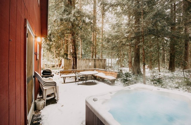 63mbr - Hot Tub - Bbq - Pets Ok - Wifi - Sleeps 6 2 Bedroom Home by RedAwning