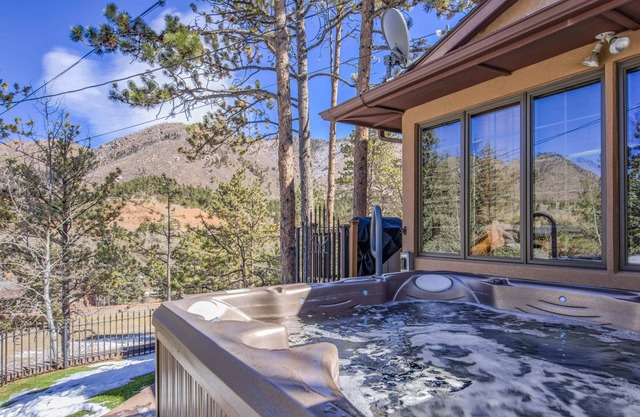 6BD Hot Tub Mountain Views Fire Place Pet-Friendly