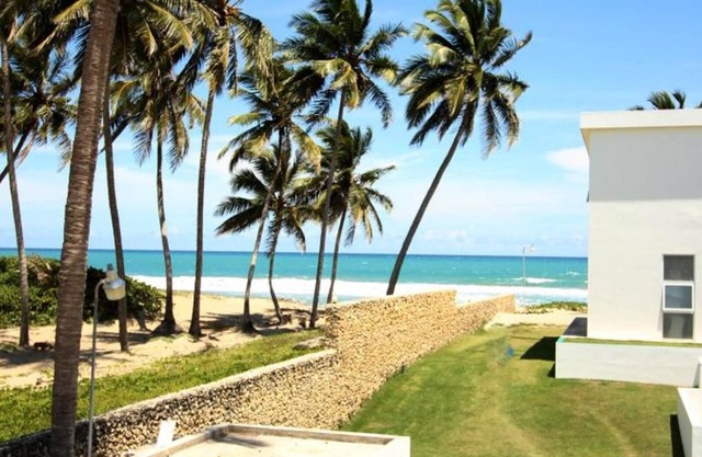 6BD oceanfront villa with pool, right on a long stretch of sandy beach