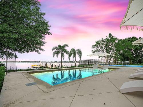 6BR Lakefront Home w Pool Pickleball More