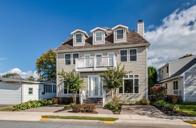 7 Bed/4.5 Bath, 3 1/2 blocks to beach - Great location