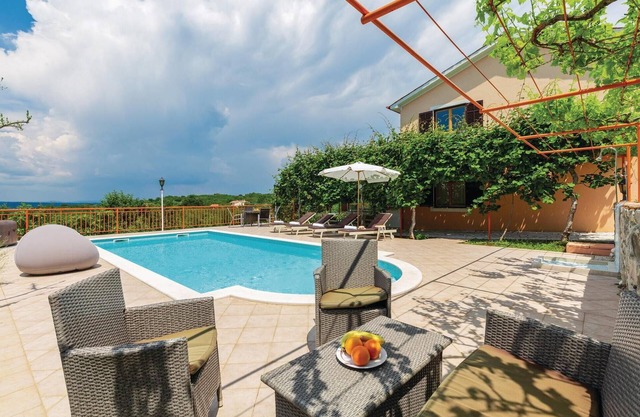 7 bedroom nice home in Labin