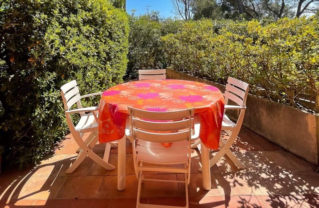 7 mn walk from the Peguiere beach, garden level in a green setting