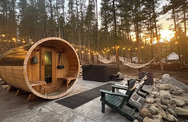 7 Person HOTTUB & BARREL SAUNA