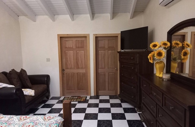 #7 Studio sunset islands view, queen bed, bath & kitchen 10 min to town & beach