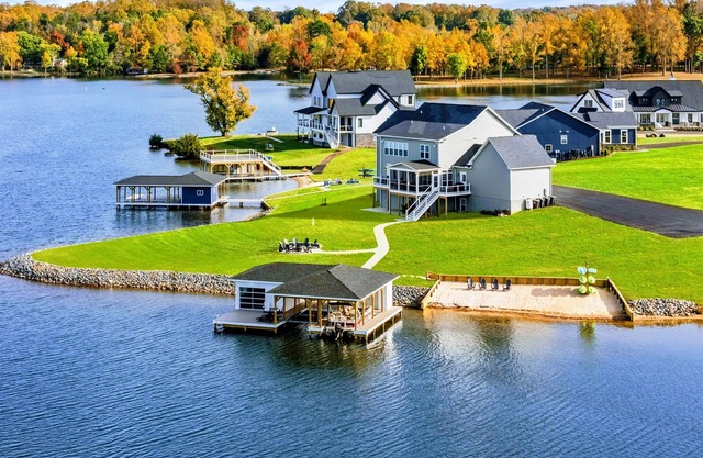 7BR Private Pointe Lakefront Lake Anna Beach, Dock