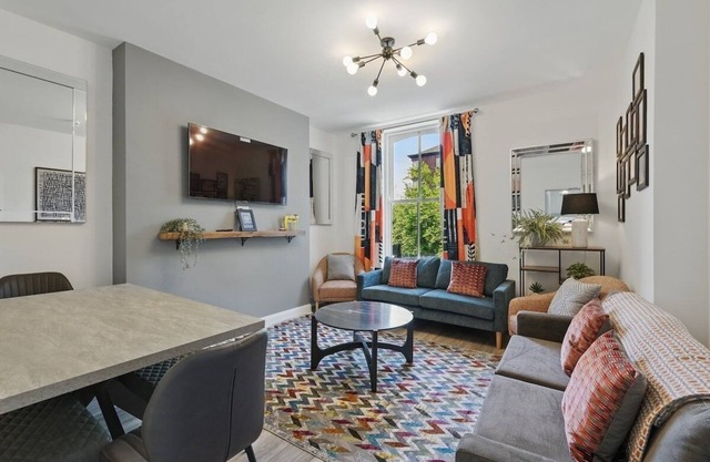 8 bedroom 4 bathroom + 4x parking | StayByNumbers.