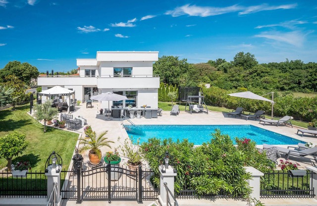 8 bedroom beautiful home in Liznjan