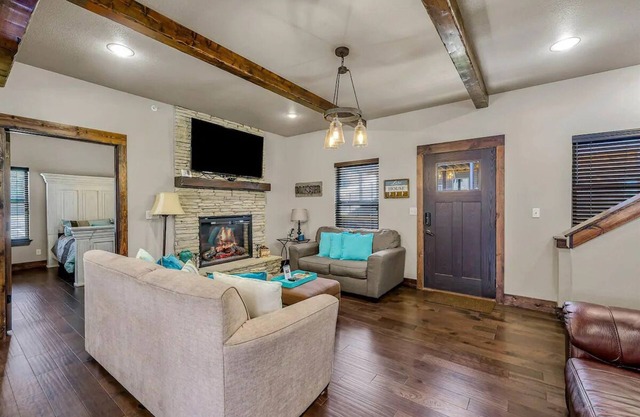 8 Bedroom Lakefront Home + dock