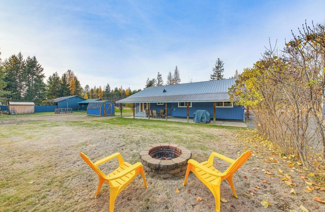 8 Mi to Bonners Ferry: Quiet Getaway w/Patio