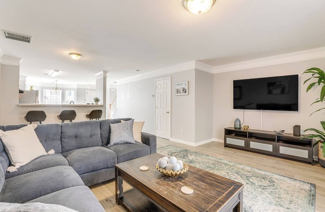 8 Mi to Downtown: Atlanta Townhome!
