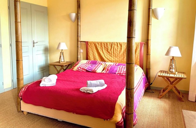 8-person nature gîte with picnic area facing CAGIRE