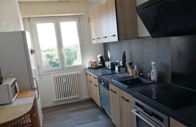 80 m2 apartment for 4 to 6 people, 5 minutes from Caen and 15 from the beach.