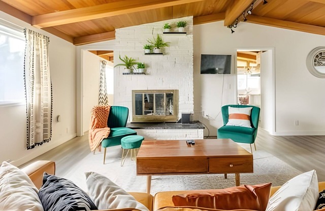 8BR | BBQ, Garden Retreat | Des Moines | Sophari