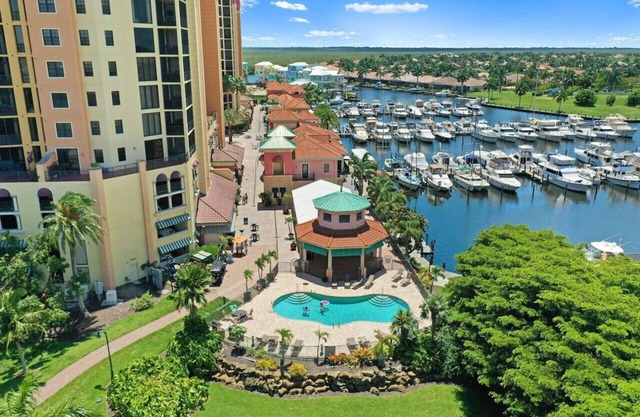 8th-floor condo, 2 sparkling pools, resort style living