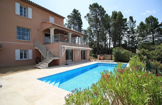 9 km from Vaison-la-Romaine, modern villa with heated pool.