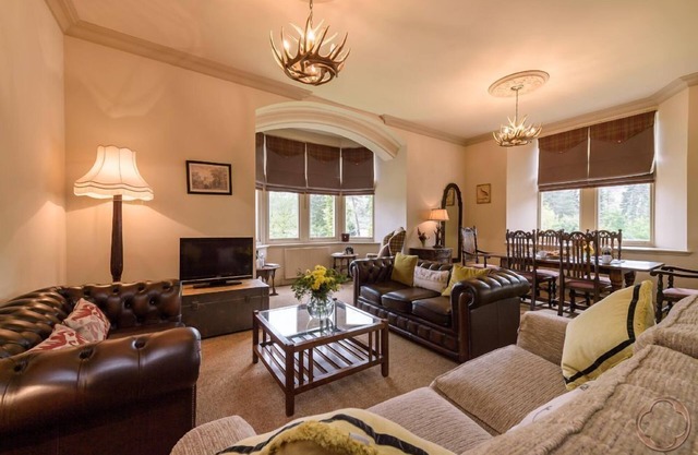 9 THE MONASTERY WITH LOCH NESS VIEWS - sleeps 4 guests in 2 bedrooms