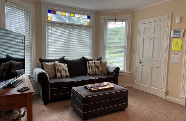 96 Spruce - Charming apartment in downtown Oneonta w/hot tub