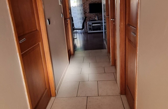 A 10-MINUTE WALK FROM DOWNTOWN