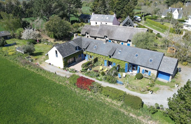 A 18 min walk from the sea, pretty Breton house with garden will delight you!