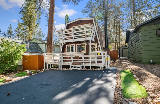 A Beary Happy Cabin - Walk to Lake & Village, Fireplace, Deck, Barbecue