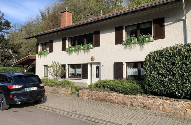 A beautiful old country house with charm, located directly on the Saar