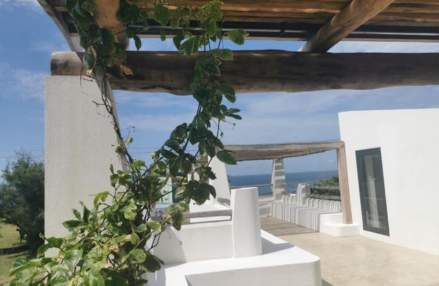 a Casa Branca: Luxury 5-bedroom beach villa with pool