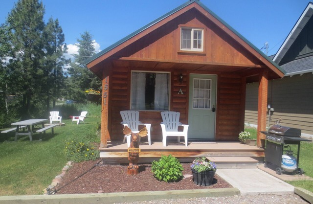 A charming cabin close to Glacier National Park, Flathead Lake, and ski resorts.