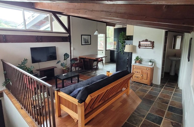A Charming Guesthouse One Bedroom Suite in the Heart of Topanga