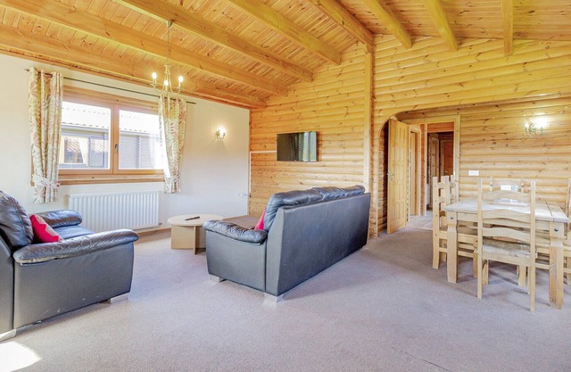 A charming three bedroom lodge with a master bedroom with a double bed served by an en-suite shower