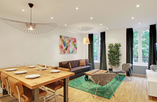 A Chic 2-BDR in the Champs Elysées