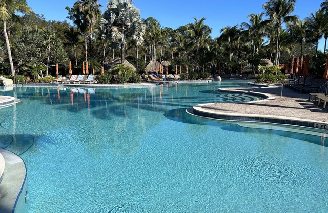 A Coastal Chic Townhouse, Minutes from downtown Naples and Marco. A+ Resort!