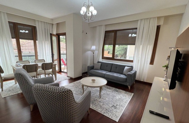 A Cozy Flat Near It All at Idealtepe!