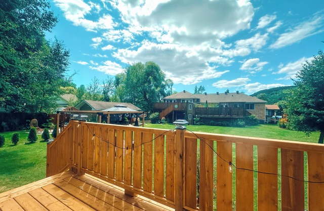 A cozy retreat w/firepit - right across from Trout Lake!
