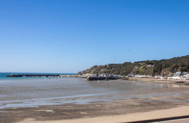 A Erquy, en Bordure de la Plage du Centre