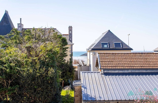 A Erquy, Immeuble Tranquille "cap Armor" Située à 200m de la Plage