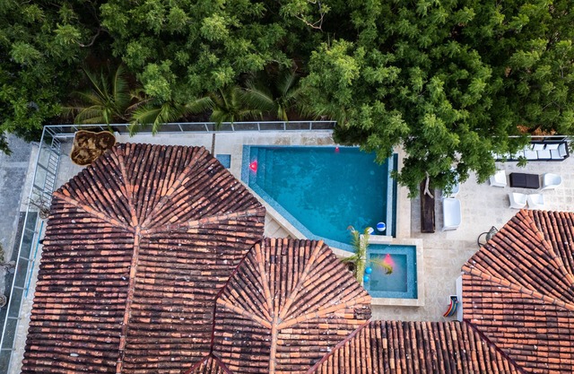 A few steps from a private beach, surf, luxury, daily housekeeping and jacuzzi