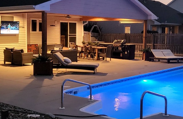 A Grimes Family Getaway near Des Moines with Seasonal Swimming Pool Sleeps 12