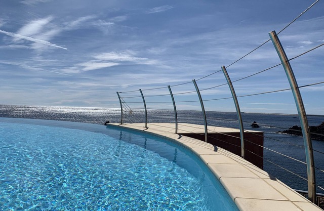 A little corner of paradise on the Esterel, waterfront, sea view, heated pool