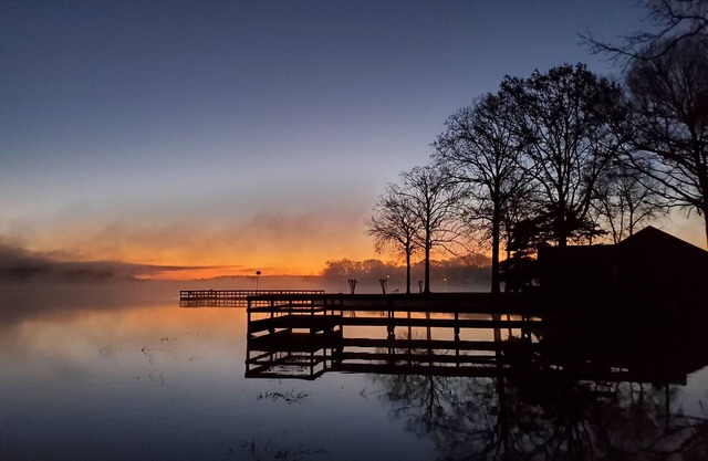 "A Little Secret" Cozy Cottage on Harris Brake Lake w/fishing Dock.Fully Stocked