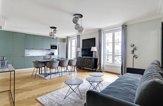 A Luxury 3-BR/3BA with A/C in Montmartre