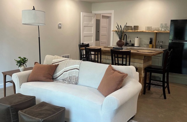 a modern HIDEOUT, cozy and quiet, minutes from downtown Athens and UGA!