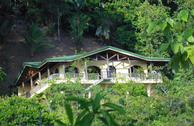A nature lovers paradise ! 3 bedroom jungle home overlooking the Pacific Ocean!