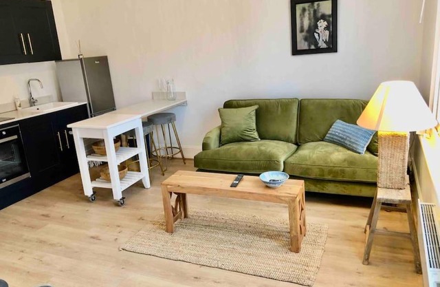 A perfectly located bright, modern ,Victorian flat