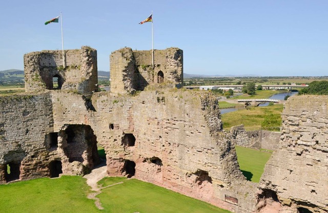 A picturesque cottage nestled in a quiet lane opposite the remains of Rhuddlan Castle .