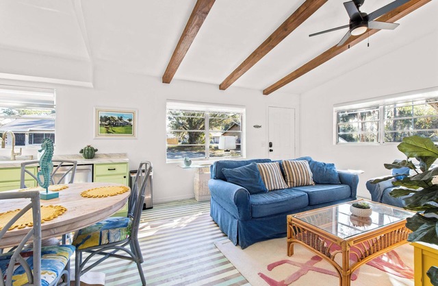 A Pop of Color! House in wonderful Crystal River - King Bed-Manatees - Wifi & AC